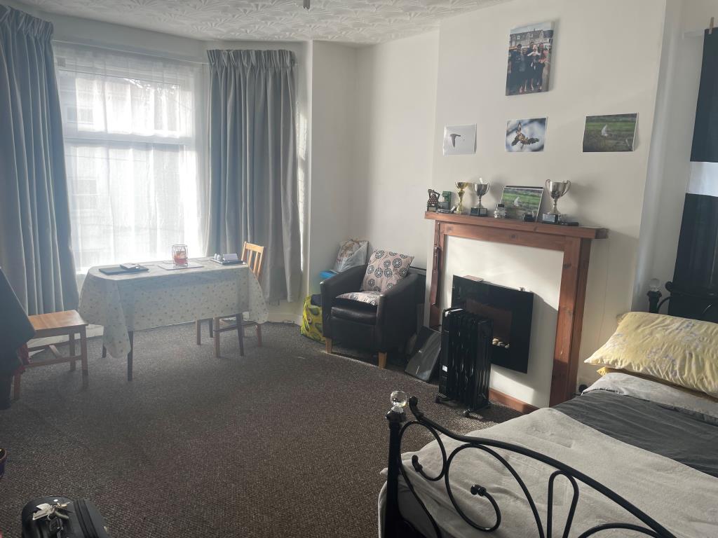Lot: 112 - FREEHOLD RESIDENTIAL INVESTMENT - Flat Four Living Room/Bedroom